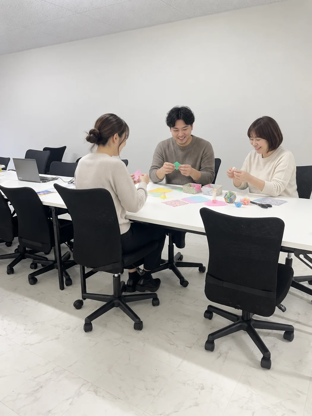 明るい作業室で利用者が笑顔でハンドメイド作業に取り組む様子