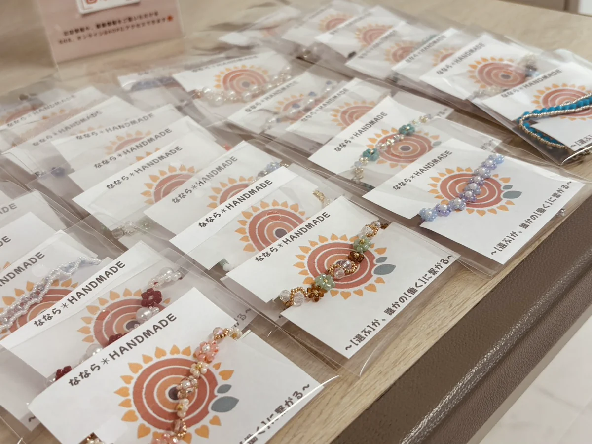 なならで製作した色とりどりのビーズアクセサリー