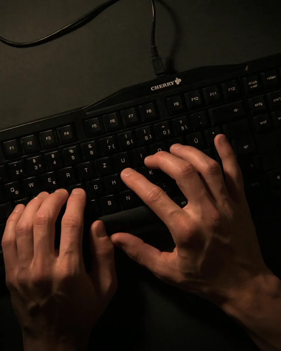 キーボードで作業する手元